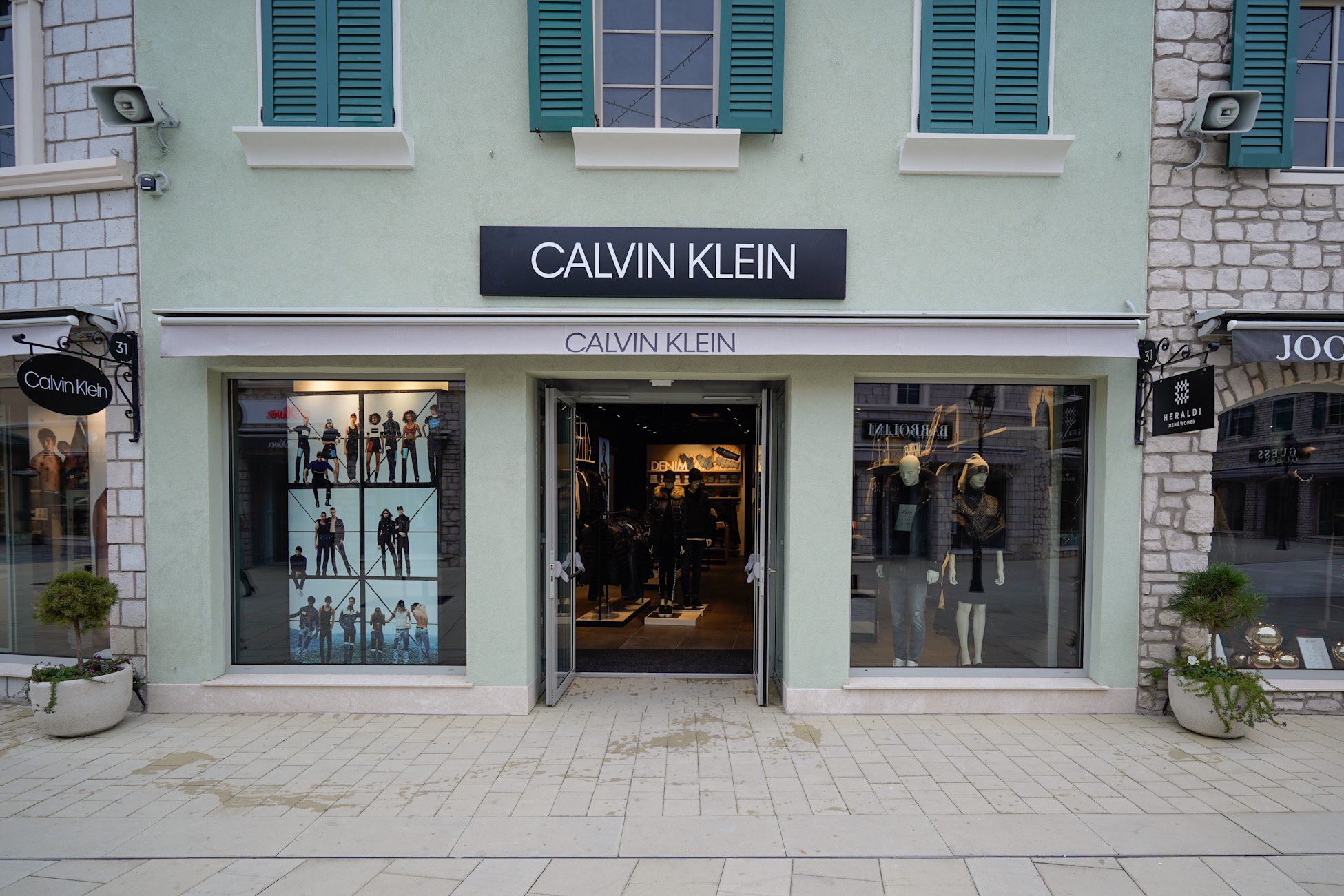Кельвин кляйн белая дача. Outlet в англии. Кельвин кляйн аутлет. Магазин calvin klein ташкент. Кельвин кляйн аутлет.