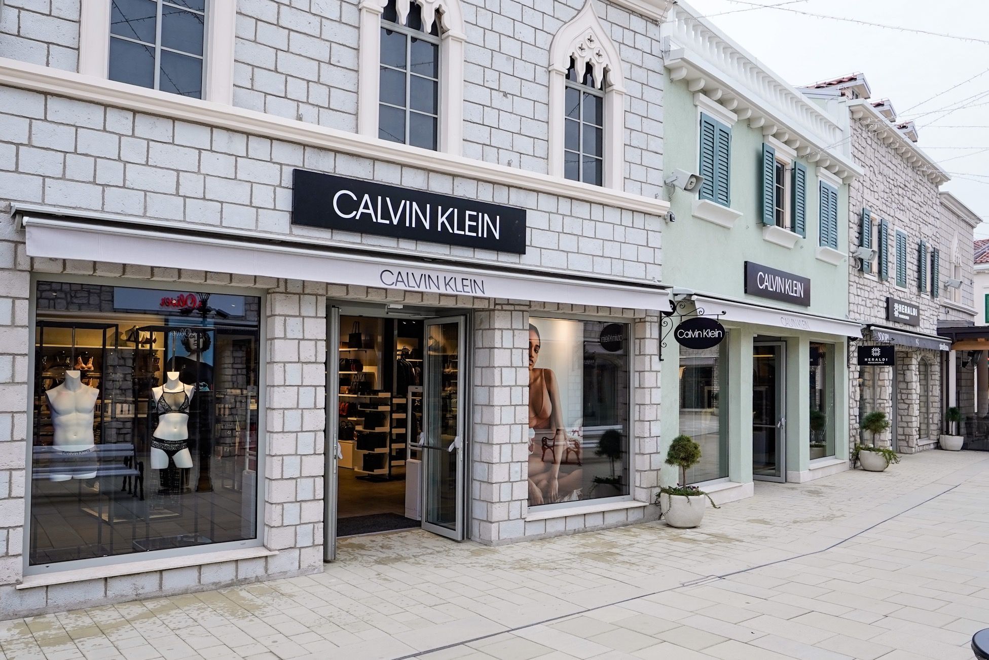 Аутлет белая дача кельвин кляйн. Calvin klein outlet. Кельвин кляйн аутлет. Кельвин кляйн аутлет. Кельвин кляйн внуково аутлет.