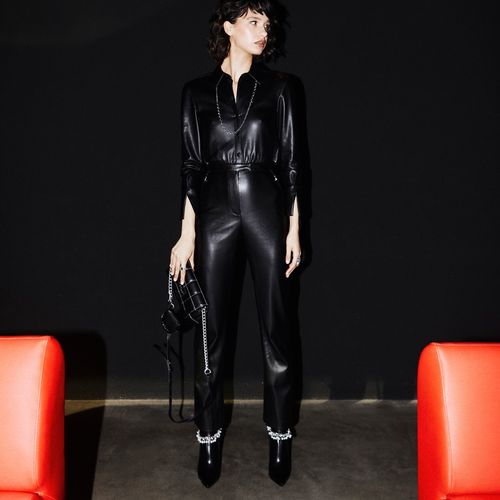 Svim ljubiteljicama minimalizma predlažemo all leather outfit u kojem će postići onaj WOW efekt na svakom Xmas tulumu! 💯...